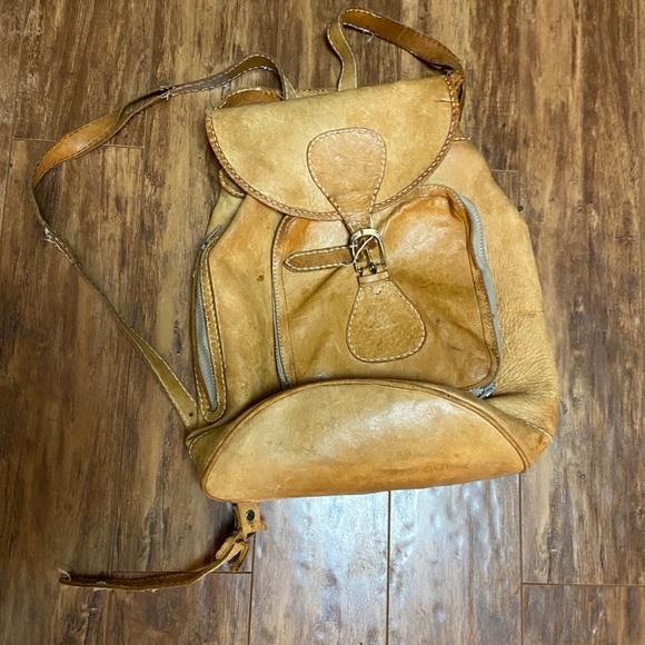 SOLD do not buy. Thrashed vintage leather backpack - Picture 1 of 9